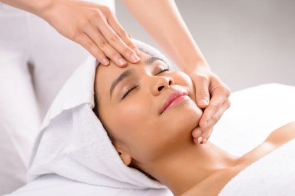 Massage mặt đúng cách giúp tăng đàn hồi da và làm mờ nếp nhăn tự nhiên