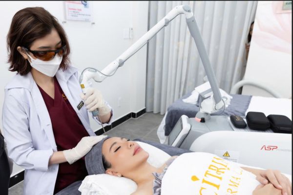 Thăm khám bác sĩ và chọn cơ sở uy tín giúp xóa nhăn an toàn, hiệu quả