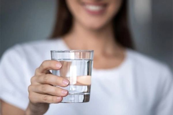 Uống đủ nước và ăn uống lành mạnh giúp làn da khỏe mạnh từ bên trong