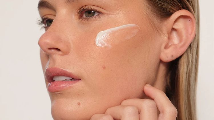 Dưỡng ẩm và phục hồi hàng rào bảo vệ da