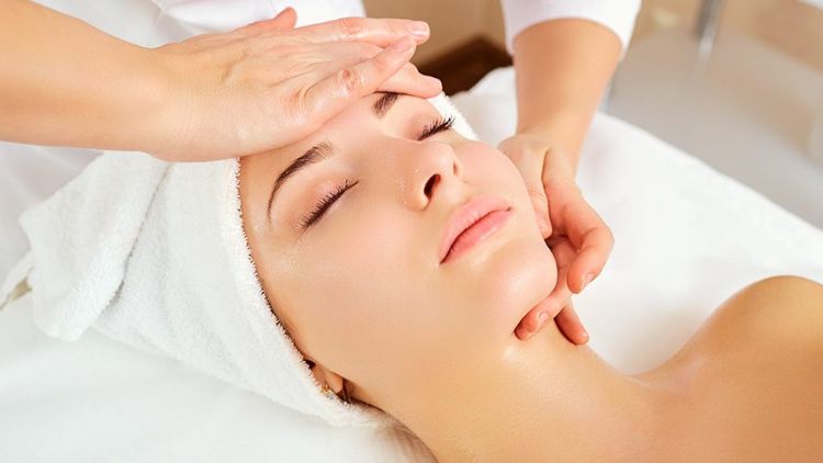 Massage nhẹ, không kéo căng hoặc miết mạnh trên da