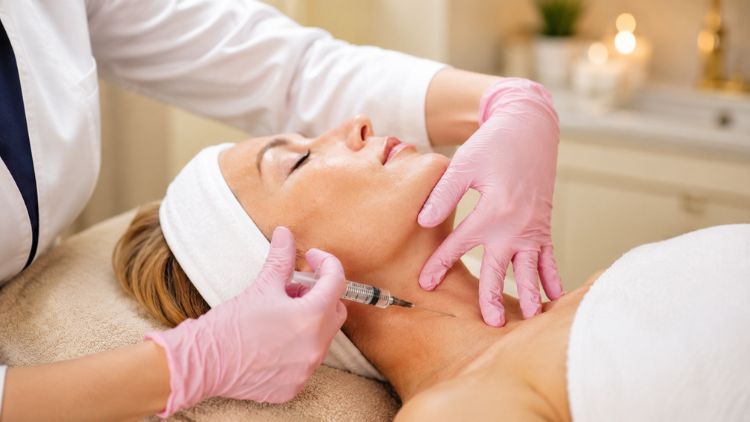 Botox cho nếp nhăn cổ do hoạt động cơ