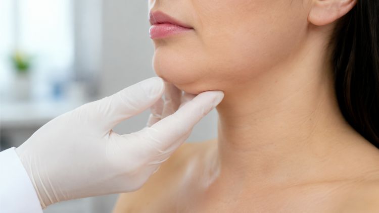 Bác sĩ thăm khám vùng cằm - cổ trước khi tư vấn liệu trình