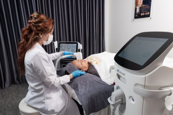 Bác sĩ dùng sóng siêu âm Sofwave nâng cơ an toàn trong 30–45 phút