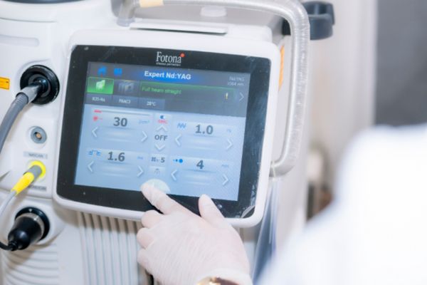 Máy Fotona hoạt động bằng laser kép, tạo nhiệt kiểm soát giúp tái tạo da và nâng cơ