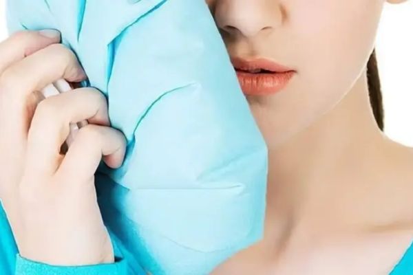 Giảm sưng đúng cách giúp môi nhanh dịu và ổn định sau tiêm filler