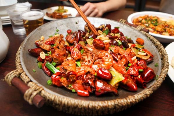 Tuần đầu sau tiêm filler, nên kiêng đồ dễ kích ứng để tránh sưng viêm kéo dài