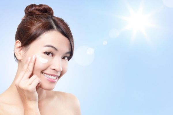 Sử dụng kem chống nắng phổ rộng để bảo vệ da
