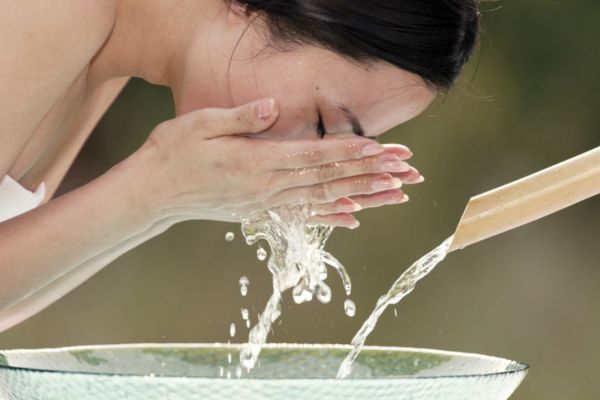 Chăm sóc nhẹ nhàng, tránh makeup và chống nắng kỹ sau tiêm meso