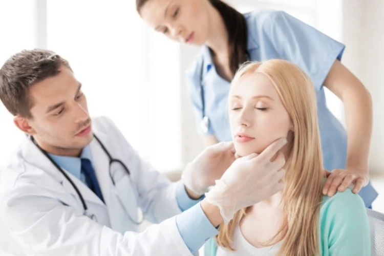 Bác sĩ thăm khám và tư vấn cho khách hàng trước khi tiêm botox cau mày