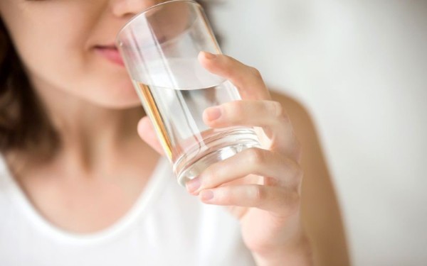 Cần giữ thói quen uống đủ nước mỗi ngày 