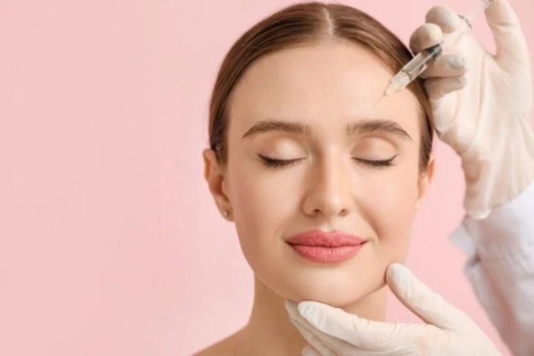 Khách hàng được tiêm botox vào vùng trán để cải thiện các nếp nhăn và trẻ hóa làn da