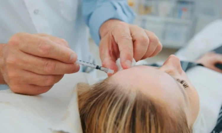 Quá trình tiêm botox được diễn ra bởi bác sĩ da liễu