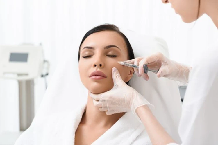 Tiến hành việc tiêm botox
