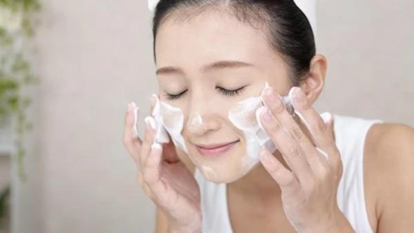 Làm sạch da đúng cách cũng giúp tái tạo da hiệu quả