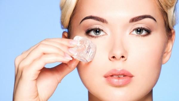 Chườm đá lạnh giúp giảm sưng viêm sau khi tái tạo da