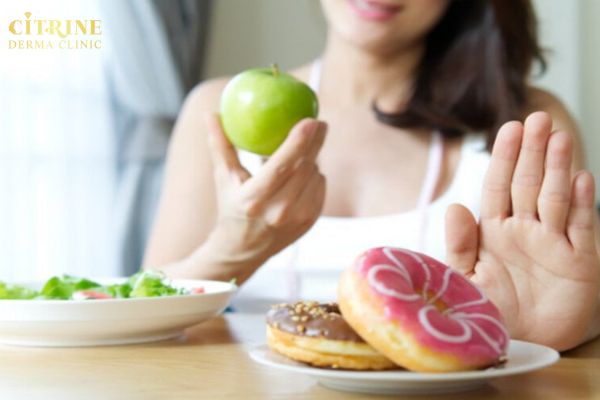 Chế độ ăn lành mạnh giúp ổn định nội tiết và giảm mụn ở cằm