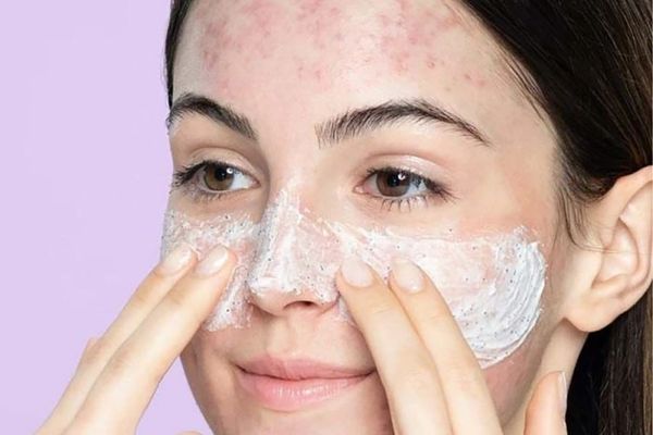 Làm sạch da dịu nhẹ giúp giảm bã nhờn mà không gây tổn thương