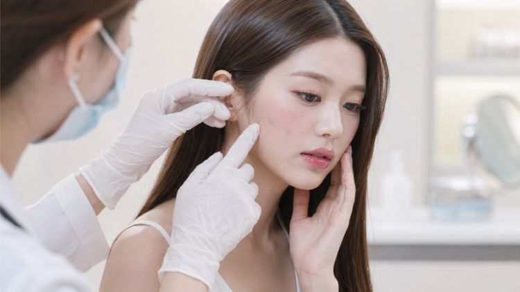 Cần theo dõi phản ứng sau tiêm và liên hệ bác sĩ khi xuất hiện dấu hiệu bất thường