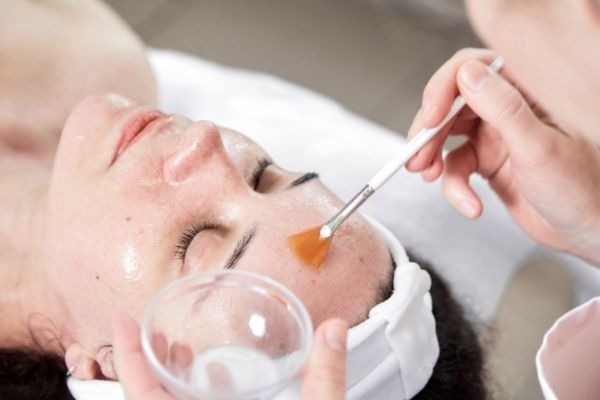 Peel da chuyên sâu giúp tái tạo bề mặt da và cải thiện rõ rệt tình trạng da sần