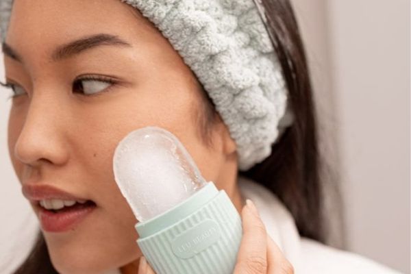 Chườm đá lạnh giúp giảm sưng đỏ và đau nhức mụn bọc tức thì