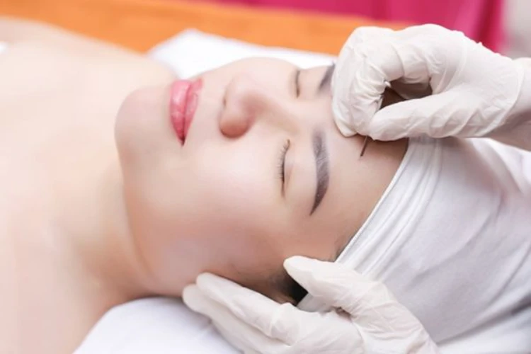 Có nên nặn mụn không và lúc nào nên khám da liễu?
