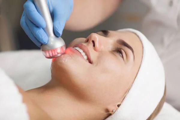 Công nghệ RF sử dụng sóng vô tuyến để tác động sâu dưới da
