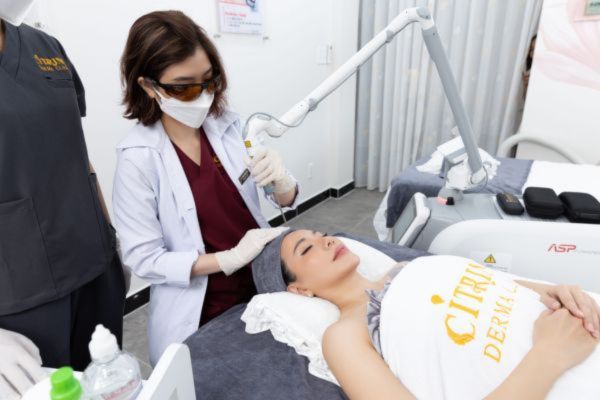 Điều trị mụn cám bằng công nghệ cao tại Citrine Derma Clinic