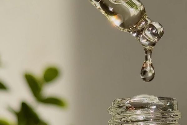 Lạm dụng mỹ phẩm có tính dầu dễ gây mụn cám
