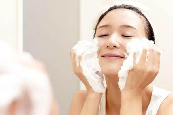 Làm sạch dịu nhẹ giúp da phục hồi và tránh kích ứng