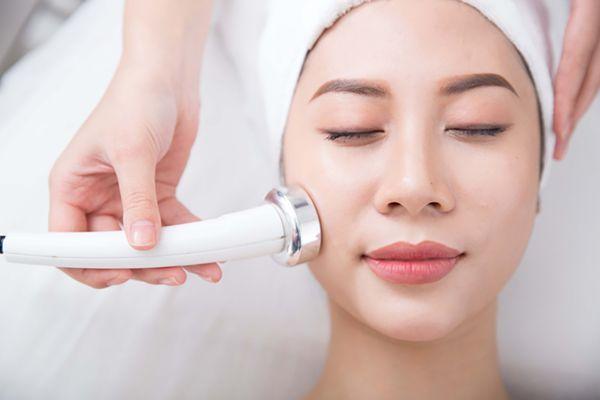 Quy trình RF nâng cơ chuẩn gồm thăm khám, thực hiện và chăm sóc sau