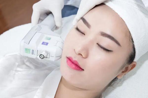 Quy trình RF nâng cơ chuẩn gồm thăm khám, điều trị và phục hồi da