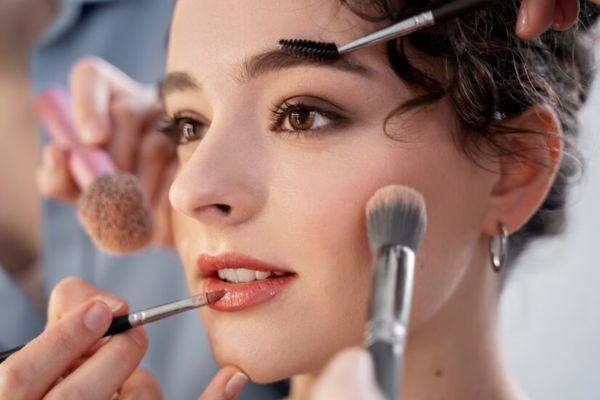 Hạn chế trang điểm đậm trong 24 giờ sau khi nâng cơ mặt HIFU