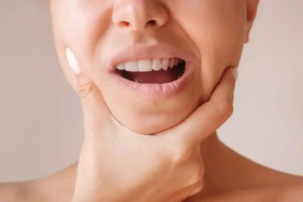Tiêm botox gọn hàm có thể gây yếu cơ nhai hoặc lệch cười hiếm gặp
