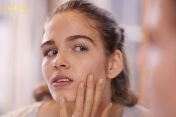 Tránh sờ tay và thay vỏ gối thường xuyên để ngừa vi khuẩn