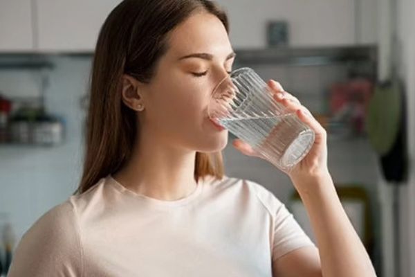 Bổ sung vitamin và uống đủ nước giúp da phục hồi tốt sau tiêm