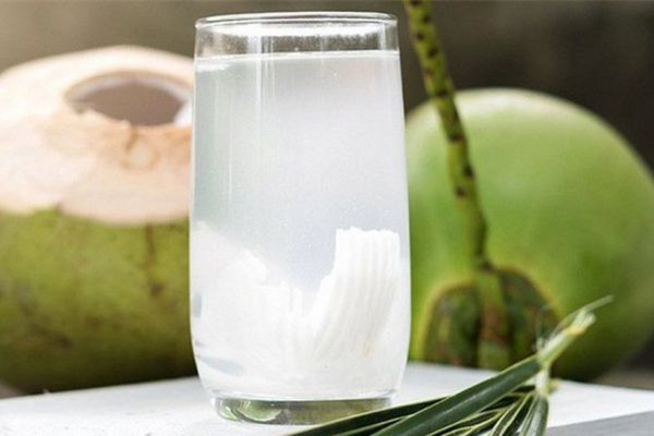 Nên bổ sung vitamin C, kẽm và đủ nước để giảm sưng, mau lành
