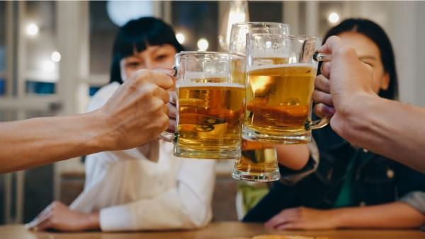 Bia rượu cũng là yếu tố gây ảnh hưởng đến quá trình phục hồi da