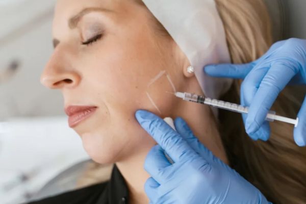 Botox gọn hàm giúp thu nhỏ cơ cắn, làm mặt thon gọn tự nhiên
