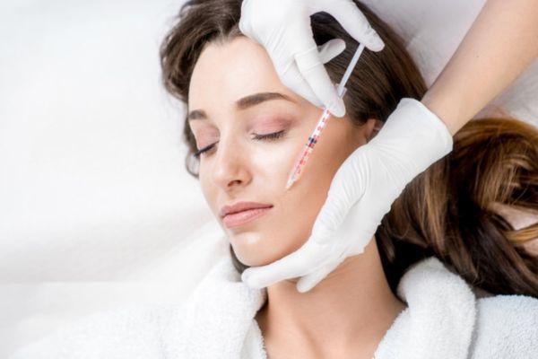 Theo dõi các dấu hiệu bất thường sau khi tiêm filler rãnh cười