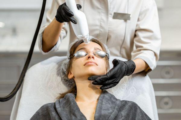 Quy trình laser chuẩn gồm thăm khám, điều trị và chăm sóc sau