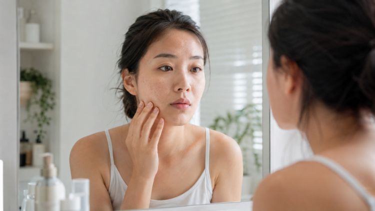 Bề mặt da sần và kém mịn có thể khiến gương mặt trông thiếu sức sống và khó phản chiếu ánh sáng đều