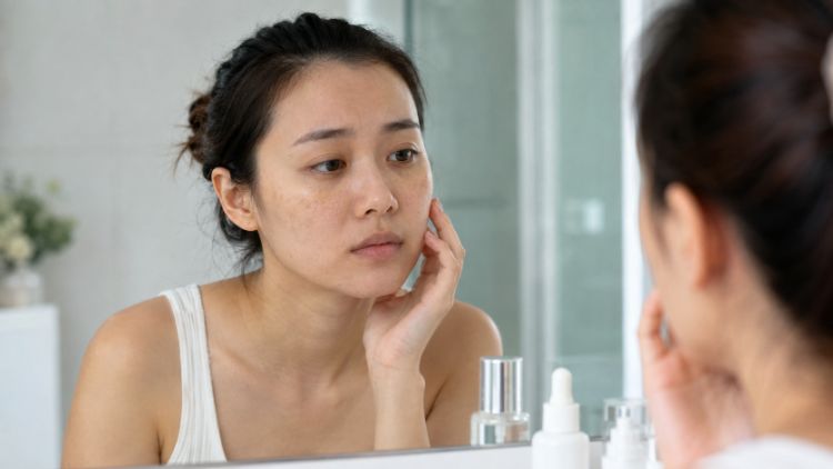 Da xỉn màu dù vẫn chăm sóc đều có thể liên quan đến khô da, bề mặt thô ráp hoặc màu da không đồng đều