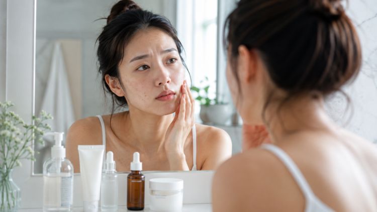 Khi chăm sóc tại nhà không còn cải thiện rõ, nên xem lại tình trạng da thay vì tiếp tục thêm nhiều sản phẩm