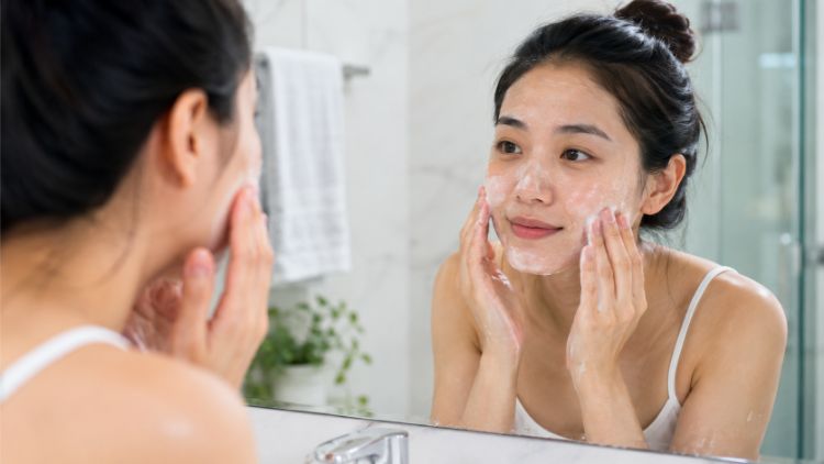 Làm sạch dịu nhẹ giúp hạn chế bít tắc da