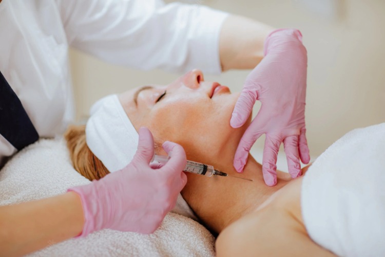 Phối hợp tiêm Botox giúp kiểm soát tình trạng chảy xệ và làm mịn da