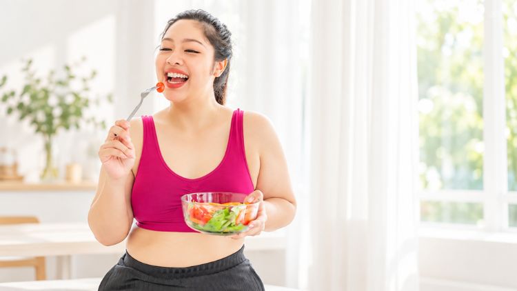 Chuẩn bị bữa ăn đủ đạm, rau và tinh bột giúp mẹ sau sinh ăn uống đầy đủ